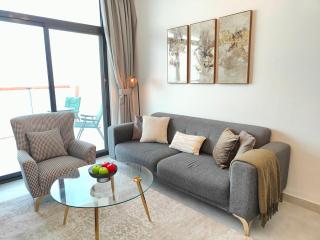 Cozy Modern 1BR with Dubai Skyline View - 6