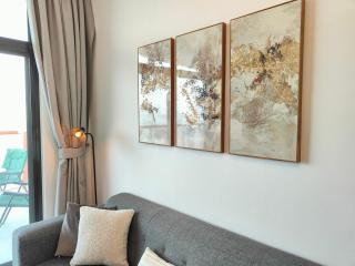 Cozy Modern 1BR with Dubai Skyline View - 2