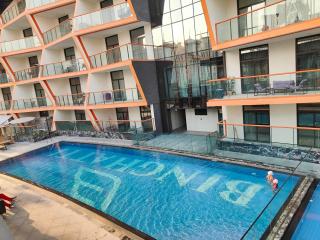 Cozy Modern 1BR with Dubai Skyline View - 1