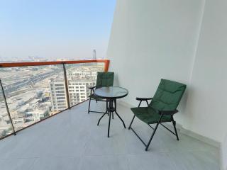 Cozy Modern 1BR with Dubai Skyline View - 4