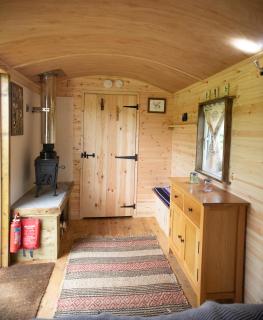 Honeysuckle Shepherds Hut at Blean Bees Eco Glamping - 8
