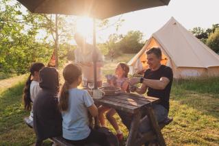 Honeysuckle Shepherds Hut at Blean Bees Eco Glamping - 3