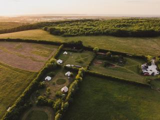 Honeysuckle Shepherds Hut at Blean Bees Eco Glamping - 1