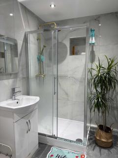 Stylish Self Contained Unit - High Wycombe - 5
