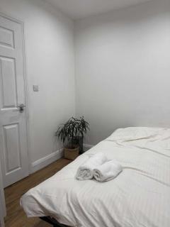 Stylish Self Contained Unit - High Wycombe - 1