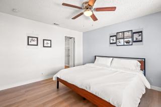 Near ONT Ontario Oasis Designer Home w Garden Park - 3