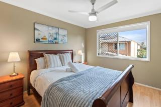 Modern Family Retreat Shops Parks and Transport - 7