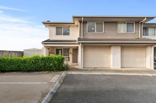 Modern Family Retreat Shops Parks and Transport - 1