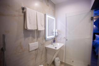 Deluxe Suite at The Bubbles Jacuzzi Rooms - 1