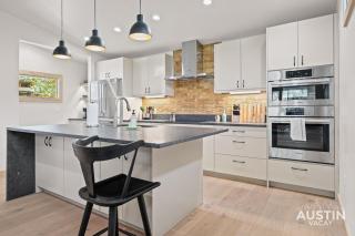 SoCo 1BR/1BA King Suite + Sunroom Porch, Near Zilker Park by Austin Vacay - 3