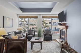 Mountain Escape 2BR Hot tub and Pool Near Banff - 1