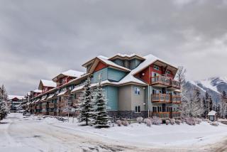 Spacious Getaway near Banff with Heated Pool - 8