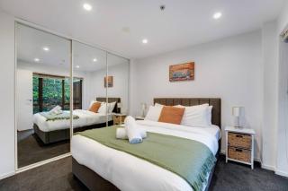 Modern CBD Abode with Lush Balcony - Parking - Gym - 6