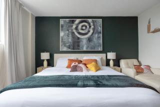 Sunny Isles Condo King Bed Pool Gym Beach - 0