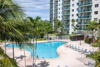 Sunny Isles Condo King Bed Pool Gym Beach - 9