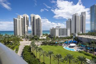 Sunny Isles Condo King Bed Pool Gym Beach - 8