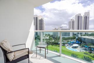 Sunny Isles Condo King Bed Pool Gym Beach - 5