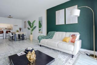 Sunny Isles Condo King Bed Pool Gym Beach - 1