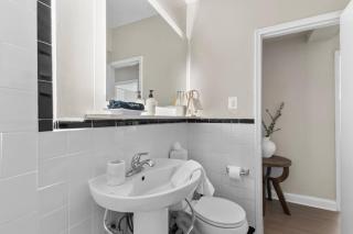 Elevated Minimalist Escape - Free Parking and Metro - The Sutton - 2