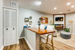 Unique, Convenient Couples Apt Near Dtwn Flushing - 1