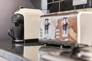 3-Bedroom Stunning, Cosy, Luxurious House in Fratton, Sleeps 8 with Parking, Pet-Friendly - LONG TERM STAY SPECIAL OFFER AVAILABLE! - by Blue Puffin Stays - 6