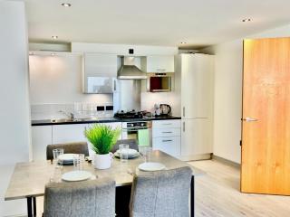 Bright 2 Bed Flat with Balconies & Views in York City Centre - 0