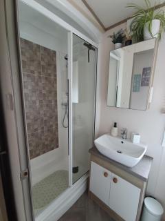 16 Lakeview, Pelham Retreat - 1