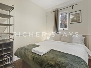 Spacious 3BR House in Tilbury, Driveway and Garden - 9