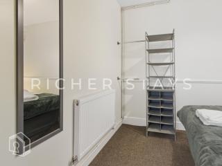 Spacious 3BR House in Tilbury, Driveway and Garden - 8