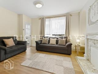 Spacious 3BR House in Tilbury, Driveway and Garden - 6