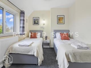 Spacious 3BR House in Tilbury, Driveway and Garden - 5