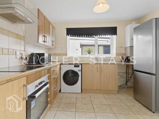 Spacious 3BR House in Tilbury, Driveway and Garden - 7