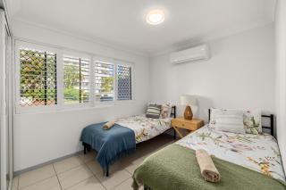 Modern 3BD Coastal Pad Surfers Paradise - 7
