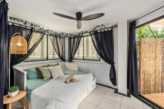 Modern 3BD Coastal Pad Surfers Paradise - 9