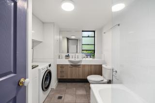 Modern 3BD Coastal Pad Surfers Paradise - 5