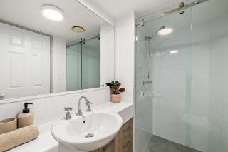 Modern 3BD Coastal Pad Surfers Paradise - 4