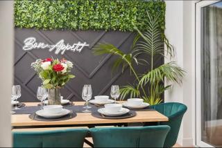 The Retreat 4BR Luxury Stay HotTub Cinema Fast Wi-Fi Near Seatront - 2