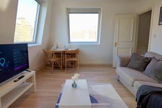 Cozy 1BR Flat - Penthouse Kensington Suite - 0