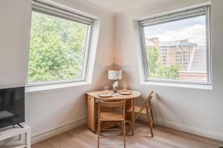 Cozy 1BR Flat - Penthouse Kensington Suite - 8