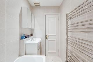 Cozy 1BR Flat - Penthouse Kensington Suite - 2