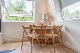 Cozy 1BR Flat - Penthouse Kensington Suite - 1