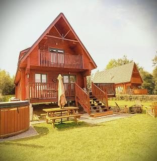 Luxury Waterfront Retreat I Deluxe Lodge I Private Hot Tub & Sauna - 0