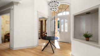 Expansive Lakehouse W Stunning Pool & Views - 4