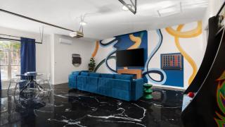 Expansive Lakehouse W Stunning Pool & Views - 8