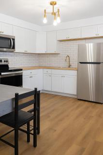 Governors' Cozy Downtown Cottage - 9