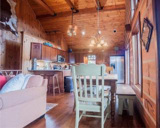 Luxurious Mountain Retreat with Hot Tub Jacuzzi Suite & Wood-Burning Fireplace - 10 Min to Boone - 6