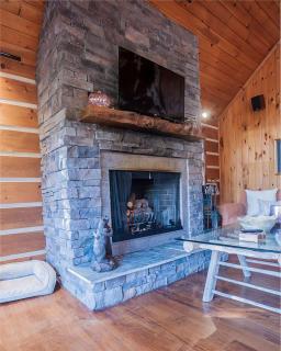 Luxurious Mountain Retreat with Hot Tub Jacuzzi Suite & Wood-Burning Fireplace - 10 Min to Boone - 3
