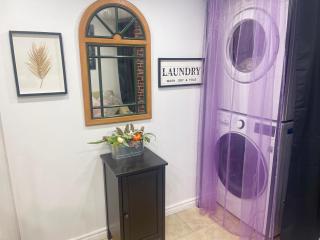 Modern & Cozy Basement Suite Lower Unit - 3 rooms -1 King bed - 2 Car Parking - 9