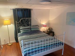 Modern & Cozy Basement Suite - 3 rooms -1 King bed - 2 Car Parking - 1