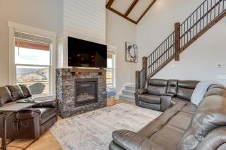 Mtn and Lake Views Family Retreat in Garden City! - 2